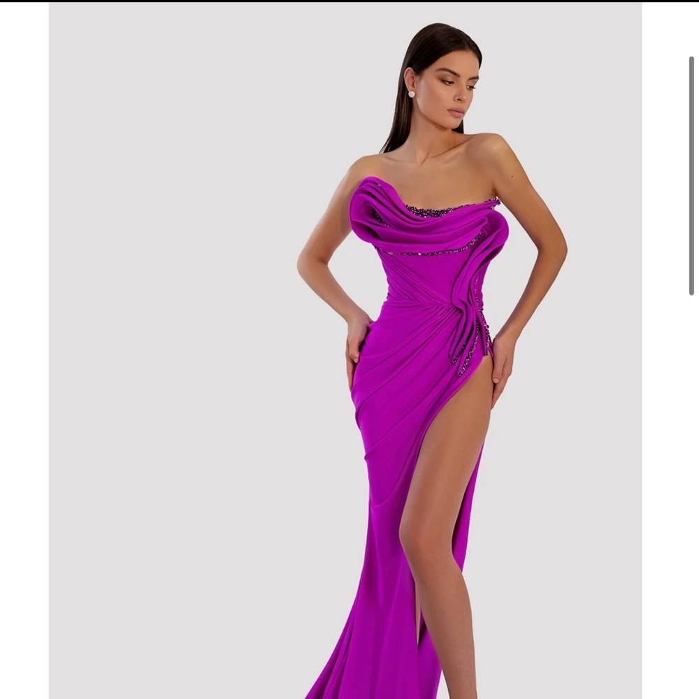 Strapless Magenta Gown never worn - Picture 3 of 6